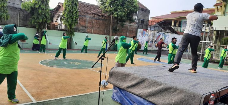 Senam Bersama Untuk Menunjang Kesehatan Guru dan Staf SMA Budhi Warman II